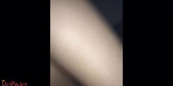 Entra al cuarto de su hermanita y se la coje mientras esta dormida (Real)