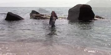 Wetlook beach girl in jeans