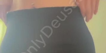Novinha dan&ccedil;ando e mostrando a raba depois da academia