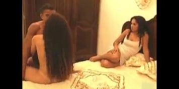 Taty vieira ensinando a amiga a da o cusinho