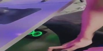 a ella le encanta cuando no hay nadie alrededor