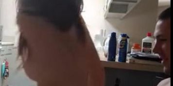 Jeune amatrice joue les hardeuses avec son copain