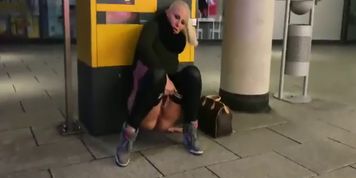 Lara Cumkitten pisst auf die Stra&szlig;e