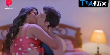 Jayshree Gaikwad Sexy Scene  in Karonaa