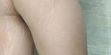 young big ass dancing twerk in the shower in slow motion