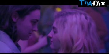 Willow Shields Lesbian Scene  in When Time Got Louder