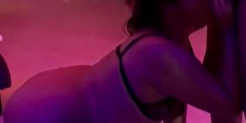 NOVIA PUTA COGE CON SU NOVIO Y SU AMIGO