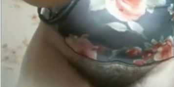 ARAB WIFE SHOWS HER HAIRY PUSSY