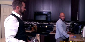 Brawny guy cum drenched - video 1