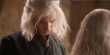 Em&iacute;lia Clarke nude in Game of Thrones (Emilia Clarke)