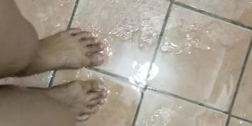 It's washtime - Washing my Feet with Pee