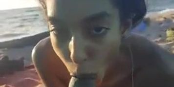 Marocaine suce un black sur la plage d'agadir
