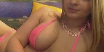 Cam; Hot bikini babe plays her clit