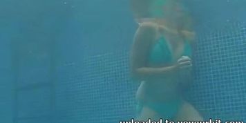 720p 20yr old in swimming pool