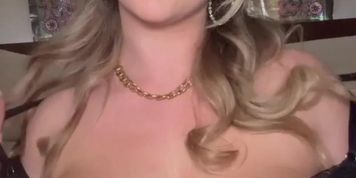 Lena Paul / lenaisapeach (Blue Eyes)