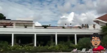 Encuerada en la piscina