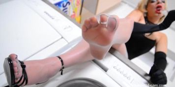 NICOLE24-Masturbating solo in high heels