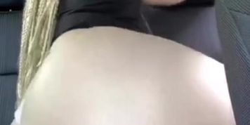 Big booty twerk in the car 