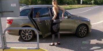 DESPERATE WOMAN WANT TO PEE IN PUBLIC (Kitty Salieri)