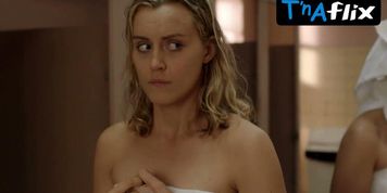 Yael Stone Lesbian Scene  in Orange Is The New Black