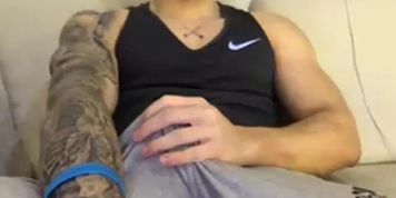 Zacjager se levanta camisa
