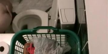 W&uuml;rstchen pee and washes her ass