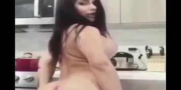 Une fille en short rose avec un gros cul et des gros seins twerk