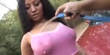 Negona Lava carro e leva pica