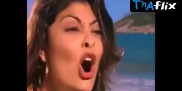 Juliana Paes Sexy Scene  in Celebridade