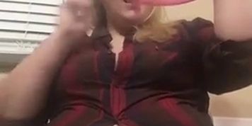 BBW funnel feeds herself