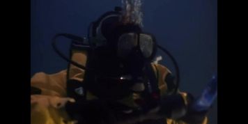 Drysuit Women Diffuse Bomb but Has Trouble