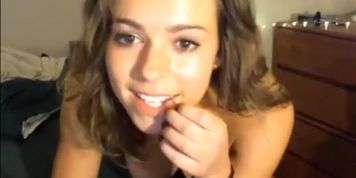 webcam girl plays with herself