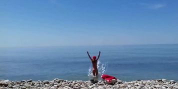 Un couple nudiste se lache sur la plage