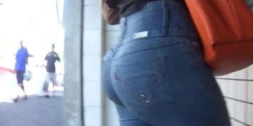 Latina de Riquisimo culo en tight jeans
