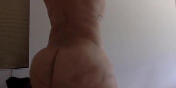 Girl shakes her big fat ass