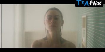 Thaila Ayala Sexy Scene  in Inverno