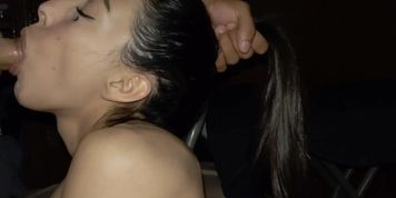Amateur brune suce et baise sur la chaise avec les mains liees comme un viol