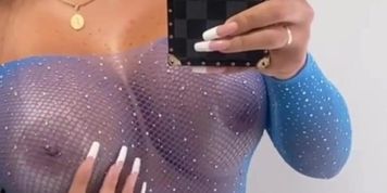 Latina showing her sexy body on cam