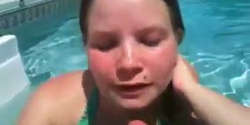 Girl gives bf BJ in pool