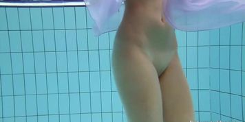 Floating virgin girl swims and strips underwater (Erica Lightspeed)