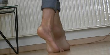 Lady Nadja - Barefeet posing