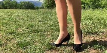 Pantyhose Flashing (Amanda Logue, Beauty Dior, Sunny Day)