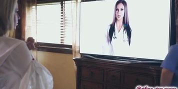 An intense patient-doctor lesbian session that made Halle feels Ok