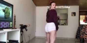 Big ass white girl can twerk!