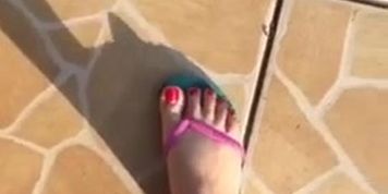 @tici_feet IG tici feet ticii_feet outside wearing havaianas - red toes