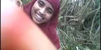 desi girl shows her tits and pussy in forest (desi_girls)