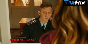 Ekaterina Kabak Breasts Scene  in Kto Bystree?