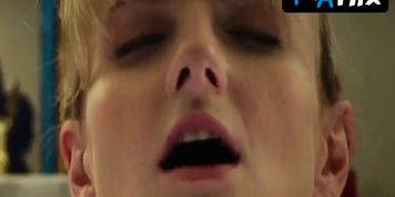Melissa Rauch Sexy Scene  in The Bronze