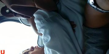 masturbandome junto a una chica dormida