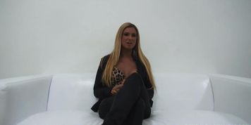 Sexy blond Zaneta oils herself up (Baby Blond, Baby oil, Zandora Koberova)